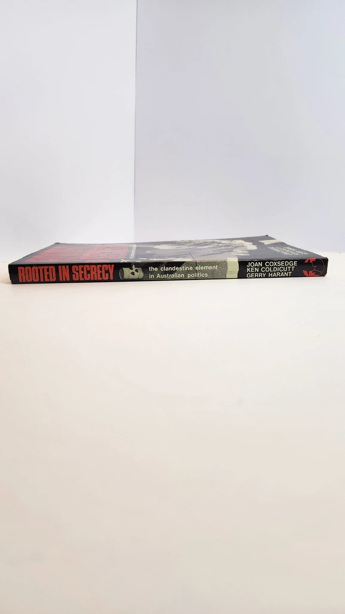 Rooted in Secrecy: The Clandestine Element in Australian Politics - Oakmont Books