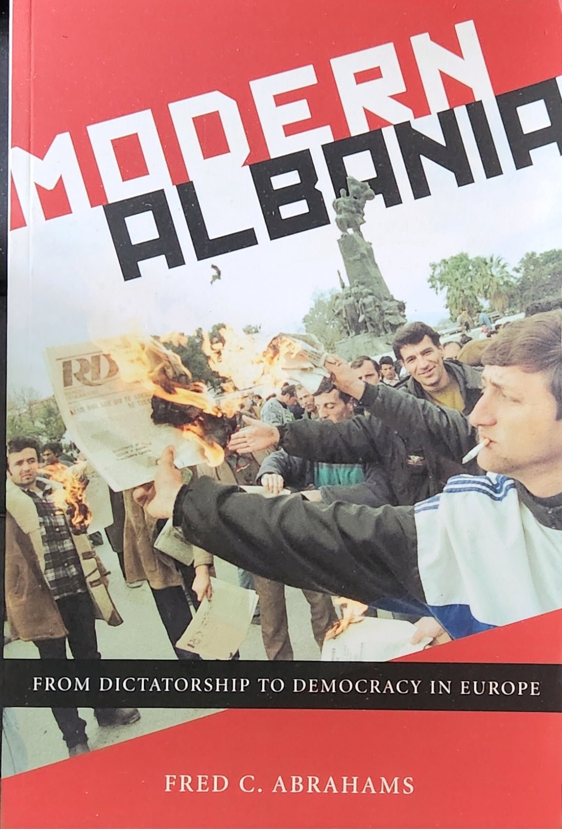 Modern Albania: From Dictatorship to Democracy in Europe - Oakmont Books